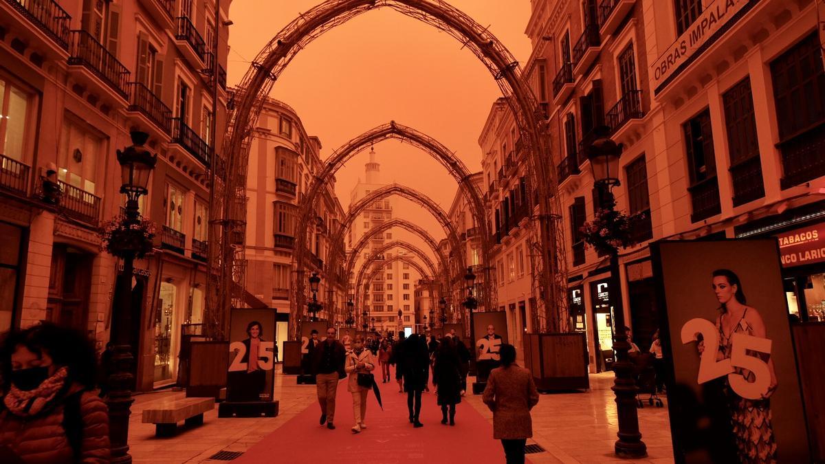 La calima vuelve a cubrir los cielos de Málaga