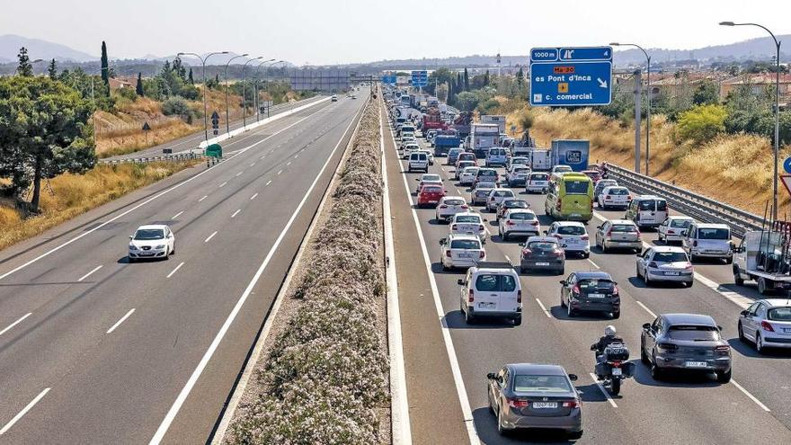 Monumental atasco registrado el lunes en la autopista de Inca por la caída de un cable eléctrico.