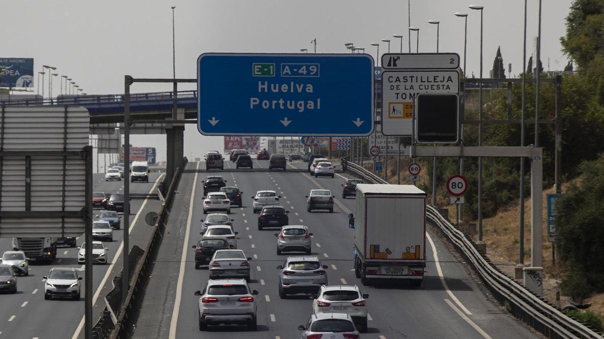Archivo - Decenas de vehículos circulan por la autovía A-49, sentido a Huelva, en una imagen de recurso
