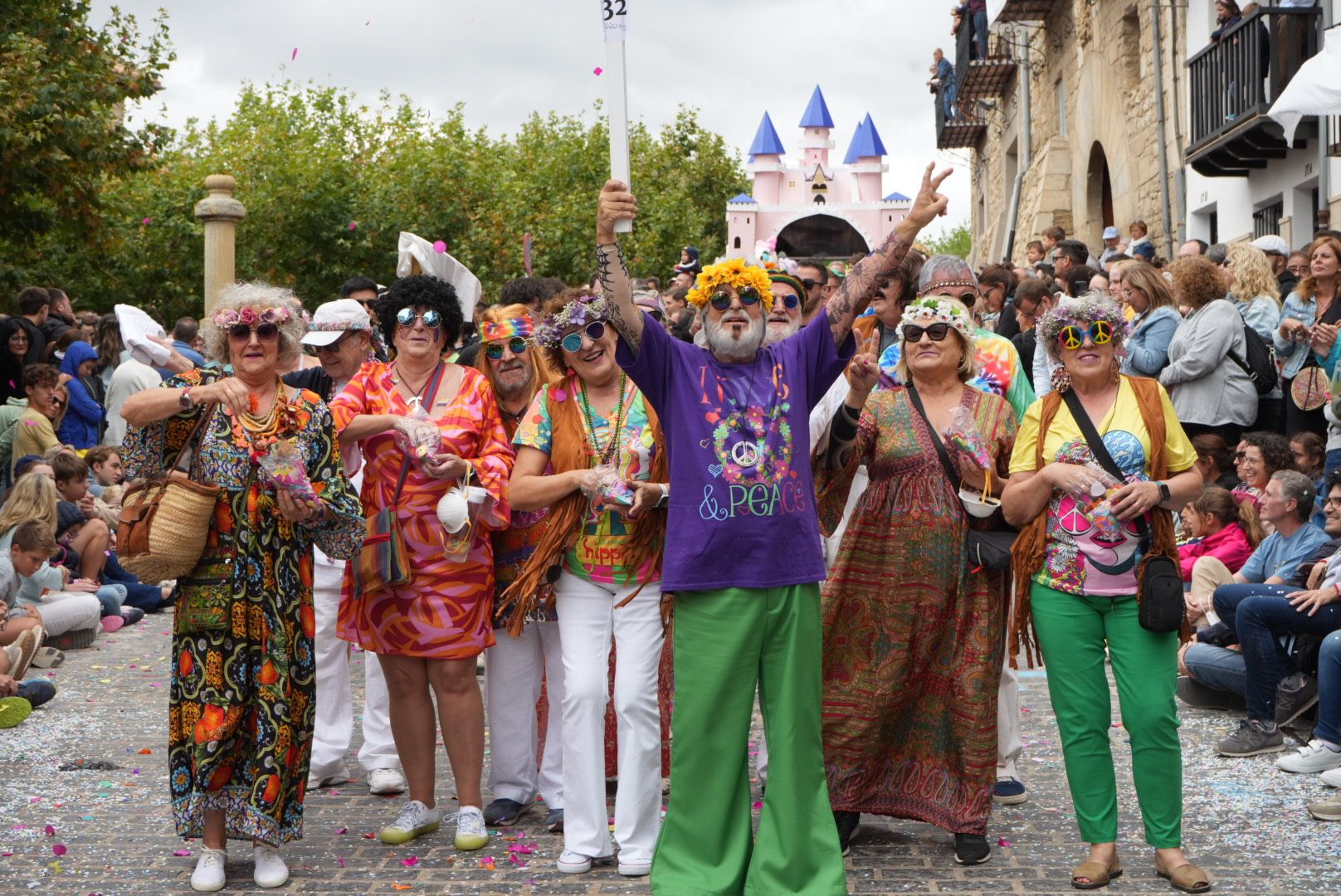 Batalla de confeti y desfile de carrozas en el Anunci de Morella