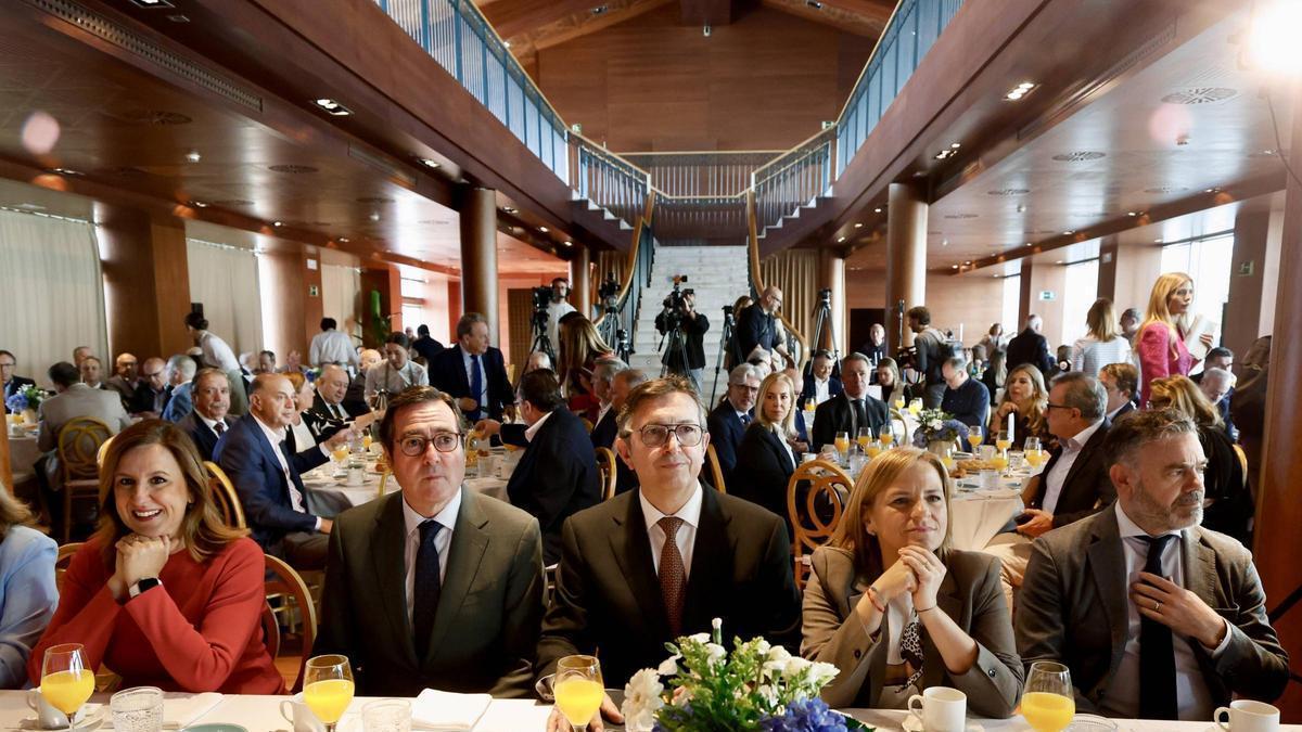María José Catalá i Pilar Bernabé en un acte de la patronal