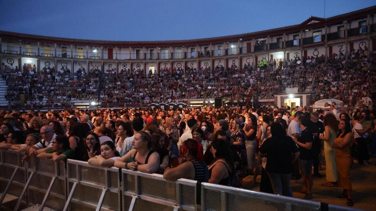 La plaza de toros de Cáceres llena, pero para un concierto.