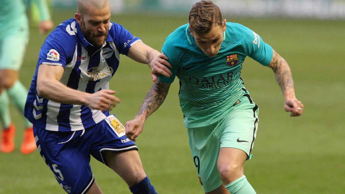 Laguardia disputa un balón con Digne durante el Alavés-Barcelona de Liga