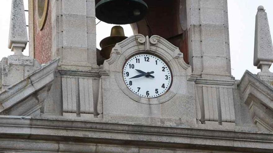 El reloj del Ayuntamiento parado exactamente a las 9.43 horas.