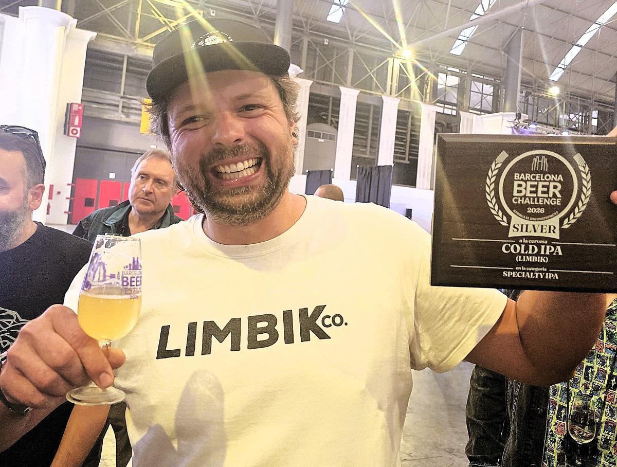 El productor de Limbik amb un dels guardons obtinguts a Barcelona.