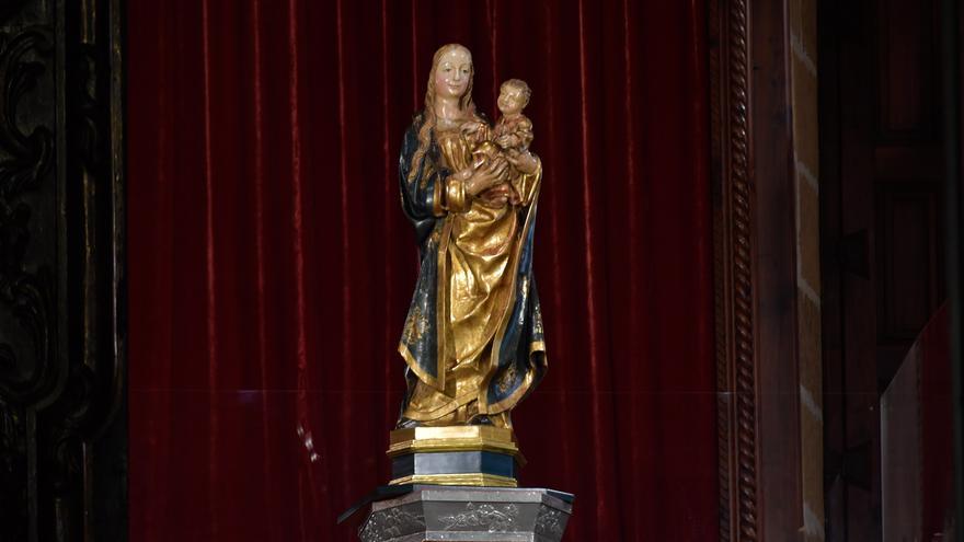 La imagen de la Virgen del Pino se expone sin mantos en el altar