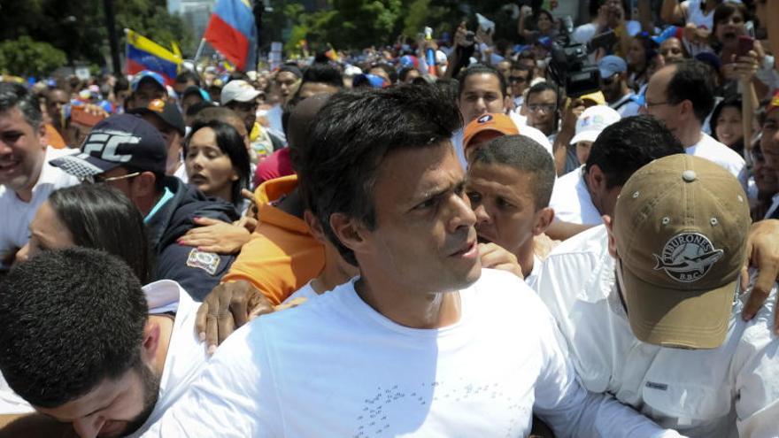 Fotografía de archivo de Leopoldo López, momentos antes de entregarse.