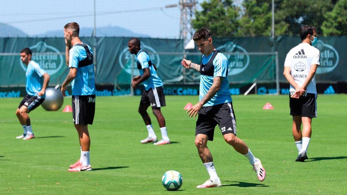 Santi Mina, durante el calentamiento de ayer en A Madroa