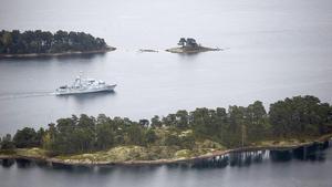 Una embarcació rastreja la zona marítima pròxima a Estocolm.
