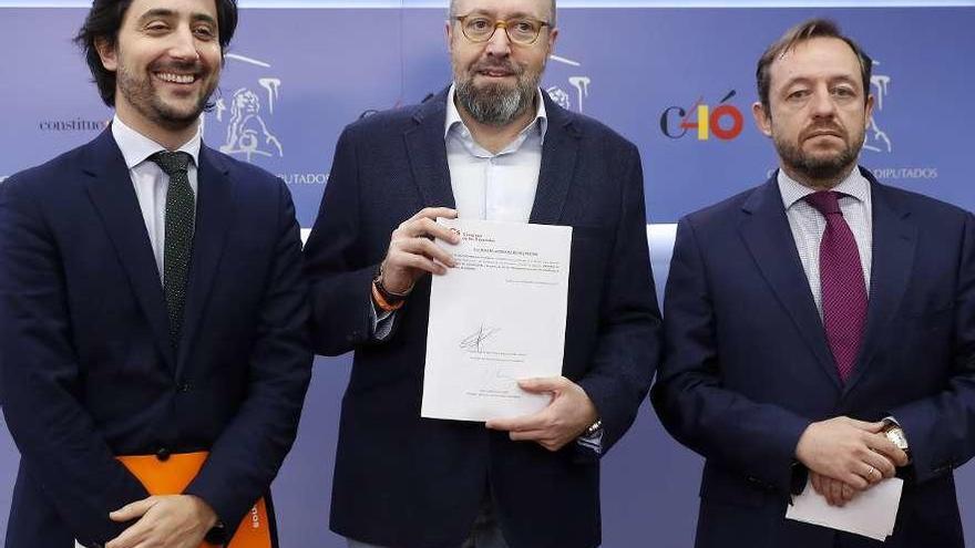 De izq. a dcha., Toni Roldán, Juan Carlos Girauta y Francisco de la Torre, presentaron la enmienda de Cs. // Efe