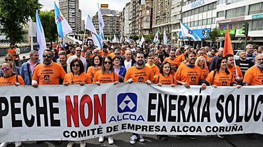 Trabajadores de Alcoa en una manifestación contra el cierre de la fábrica en A Coruña.