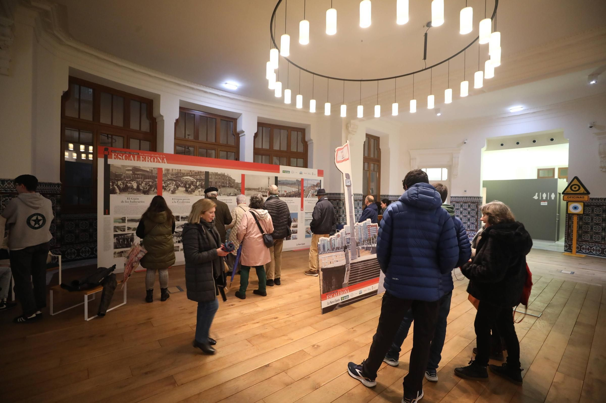 Visitantes en la exposición "Guardianes del tiempo" porganizada por LA NUEVA ESPAÑA