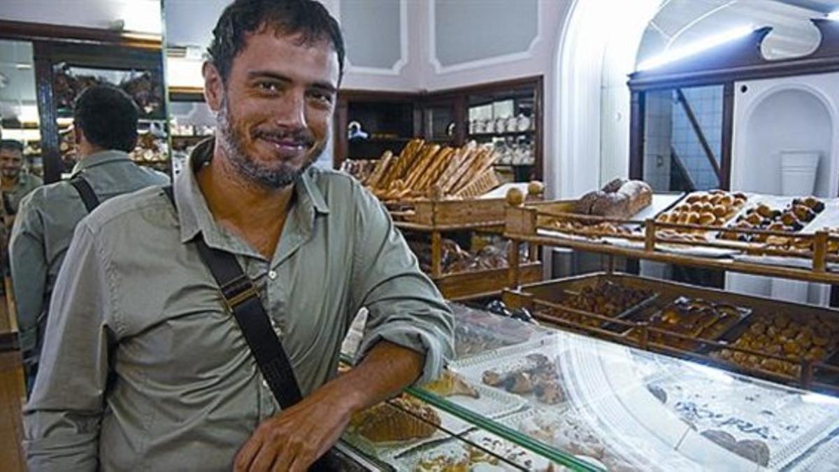 Centenario Pan y pastas con solera y carismaLA PANADERÍA ARTESANAL DE LAS TENTACIONES, ESO ES EL FORN ROURA. ESTÁ EN LA CALLE DE CALAF, 15. ALLÍ EL ACTOR TIENE QUE CONTENERSE.