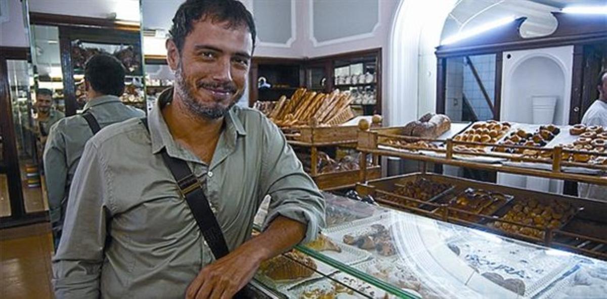 Centenari Pa i pastes amb solera i carismaEL FORN ARTESANAL DE LES TEMPTACIONS, ÉS A DIR, EL FORN ROURA.ÉS AL CARRER DE CALAF, 15. ALLÀ L’ACTOR S’HA DE CONTENIR.