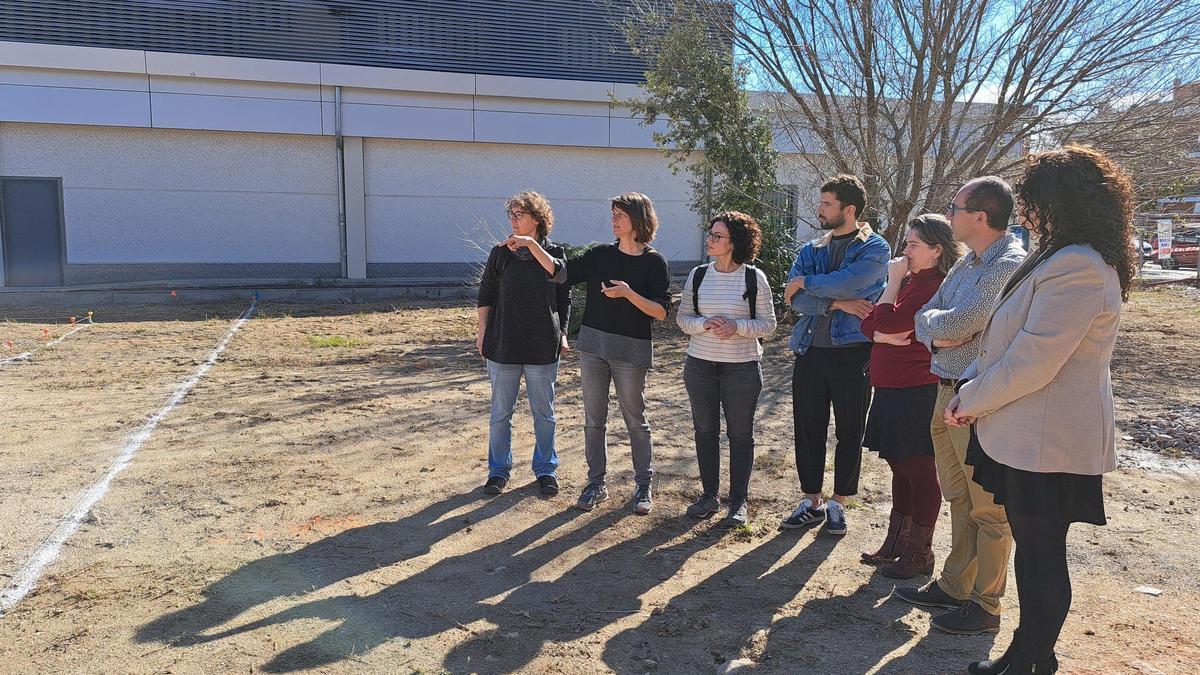 L'alcalde de Palamós, amb les regidores Raquel Gallego i Maria Puig, acompanyats del tècnic de projectes de Sostre Cívic, Jon Casadó, i les arquitectes de l'edifici.