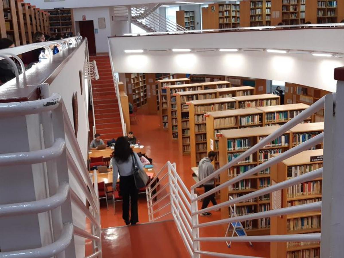 Los centros universitarios de Málaga como la Facultad de Derecho de la UMA se llenarán de estudiantes de nuevo en septiembre.