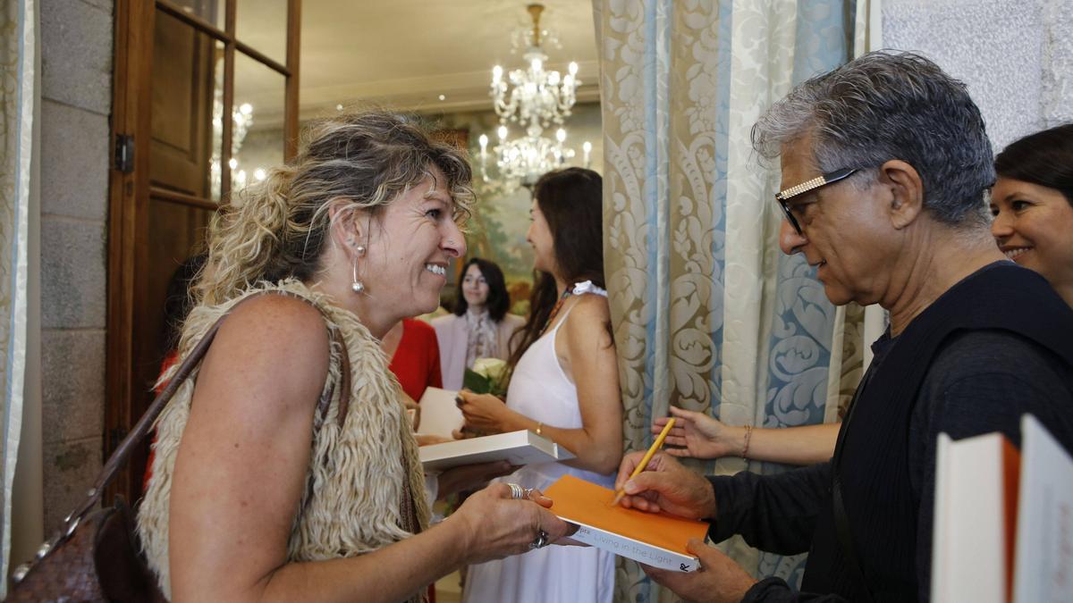 Deepak Chopra mit seinen Fans auf Mallorca.