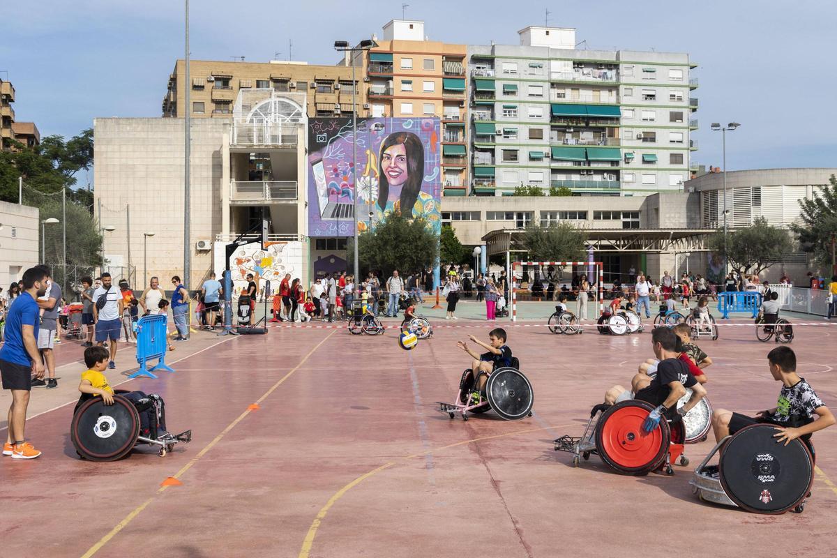 Día del deporte adaptado en el CEIP Tomás de Villaroya en Valencia.