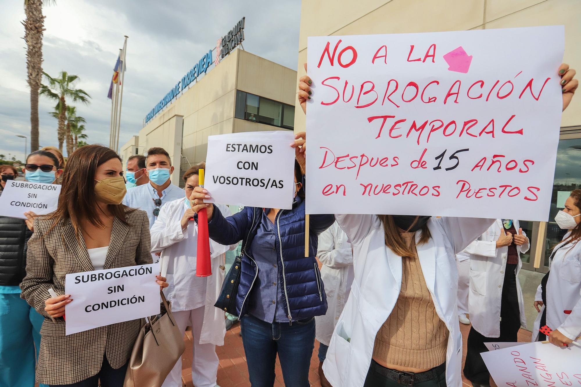 Protesta de los médicos sin MIR a las puertas del Hospital Universitario de Torrevieja