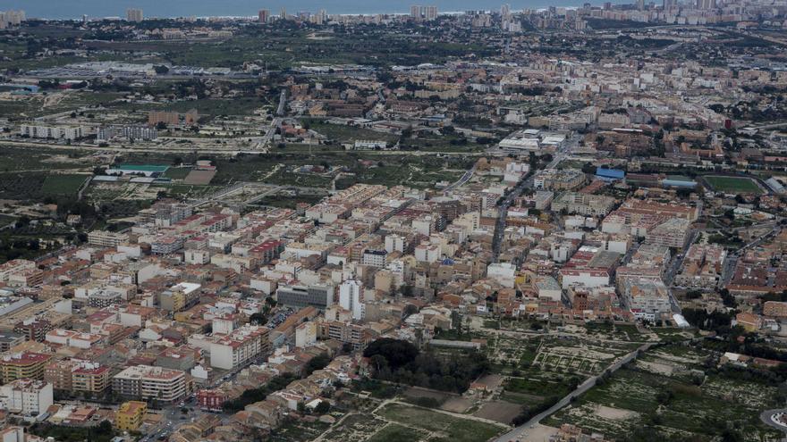 Una vista del casco urbano de Mutxamel, con Sant Joan en segundo plano y las playas de El Campello y Sant Joan al fondo