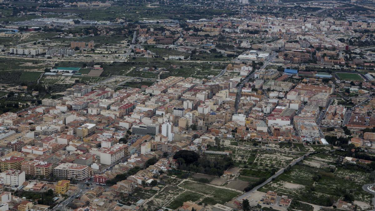 Una vista del casco urbano de Mutxamel, con Sant Joan en segundo plano