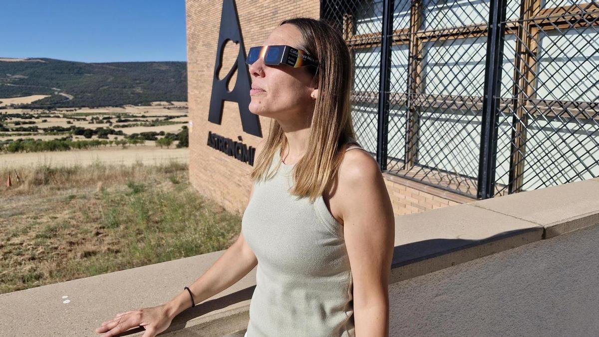 Una noia prova els ulleres especials per observar l'eclipsi