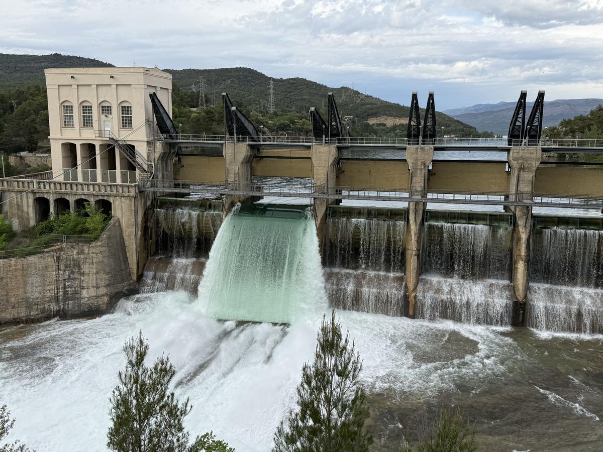 Una compuerta desagua en el pantano de Talarn.