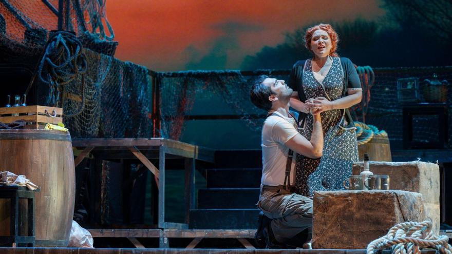 El tenor Jonathan Tetelman y la soprano Carmen Giannattasio durante sus interpretaciones en el Teatro Pérez Galdós.