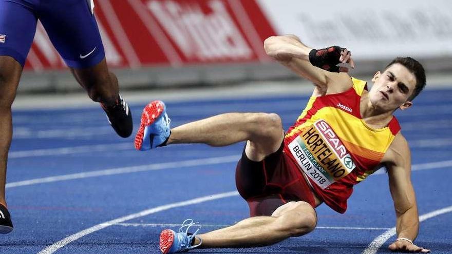 El madrileño Fernando Carro mira al cielo tras conquistar la plata. // Srdjan Suki