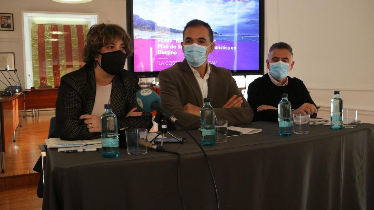 D&#039;esquerra a dreta, la regidora Núria Cucharero, l&#039;alcalde Carles Motas i el regidor Josep Melcior Muñoz a la roda de premsa d&#039;aquest 3 de gener del 2022. (Horitzontal)