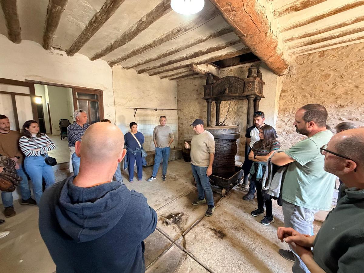 Foto d'una de les activitats de la jornada, que va consistir en la visita a un molí antic.