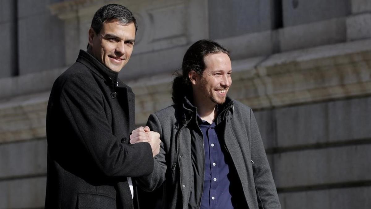 Pablo Iglesias y Pedro Sánchez, se saludan a su llegada a la reunión entre ambos en el Congreso.