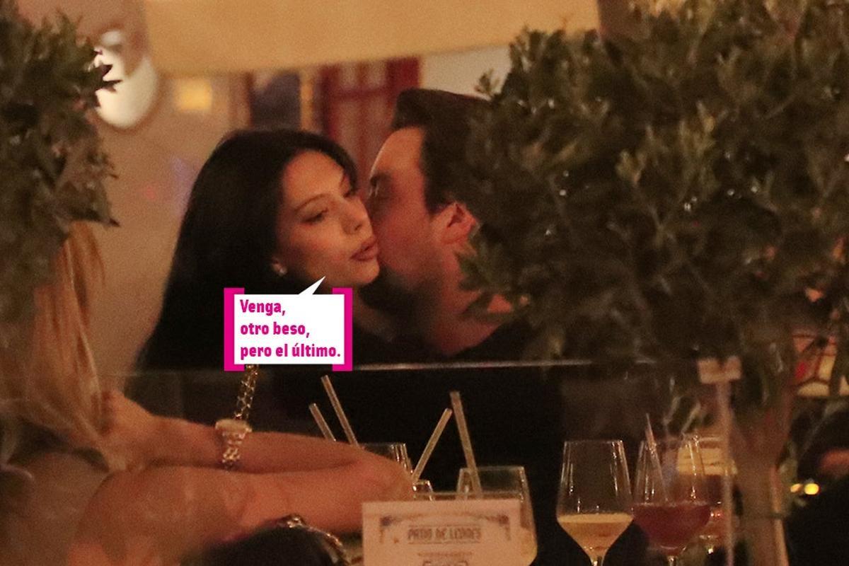 Tassio de la Vega y Alejandra Rubio dándose un beso en una terraza