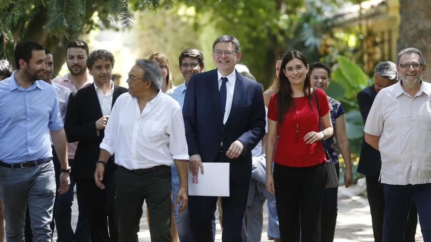 Puig, en el Botànic, flanqueado por Colomer, Mata, Rodríguez, Montón y Ros, entre otros.