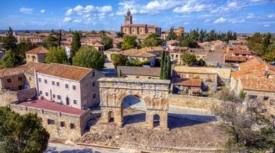 Este precioso pueblo de Soria tiene uno de los arcos romanos más impresionantes de España