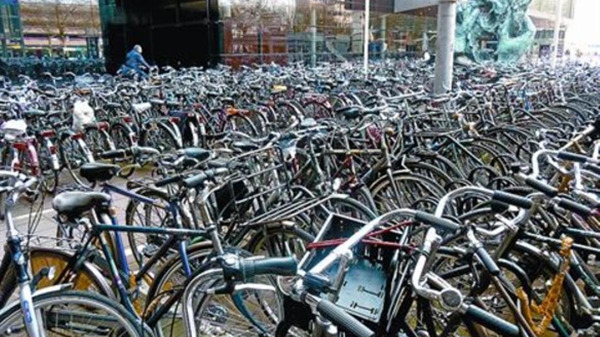 Concentración  Párking de bicicletas ante la estación de ferrocarril de Utrecht, con 16.500 vehículos.