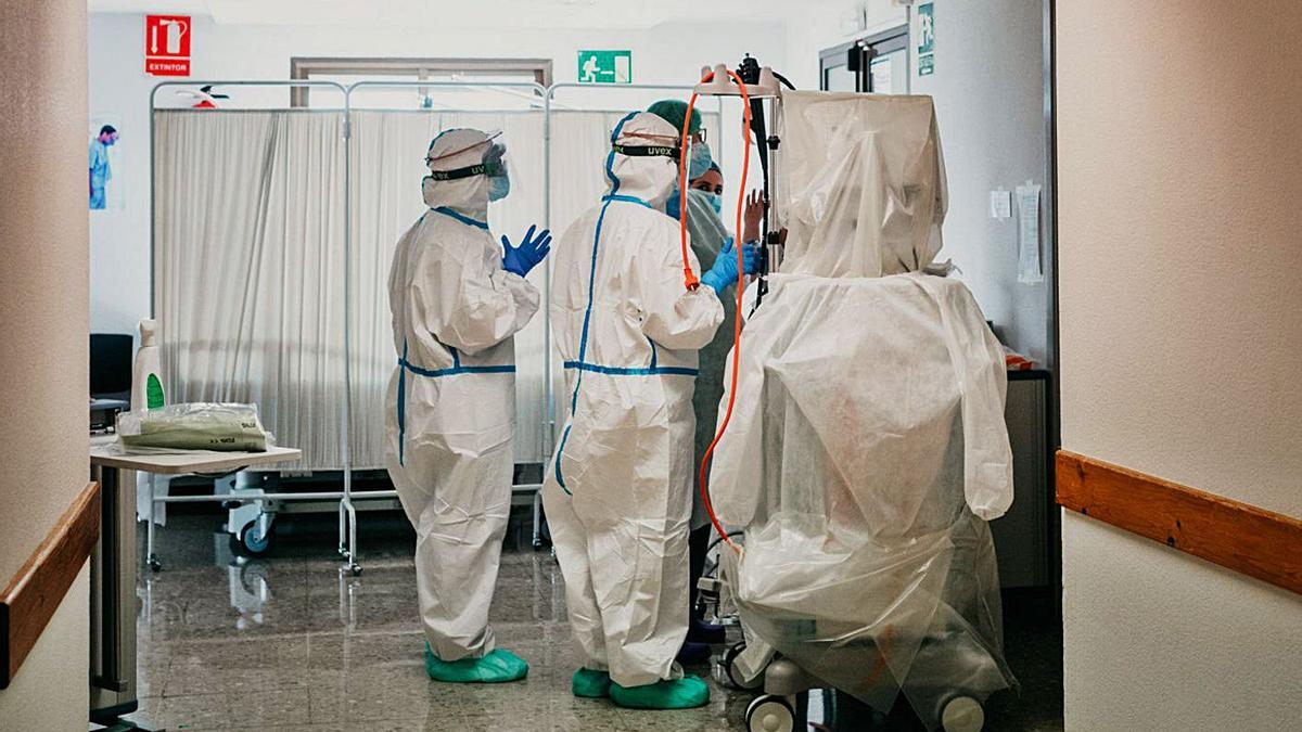 Sanitarios trabajando en el interior del Hospital Lluís Alcanyís, durante la pandemia