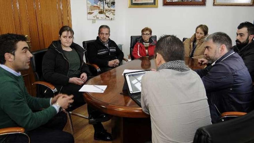 Un grupo de hosteleros, ayer, en el consistorio. // Bernabé/Javier Laín