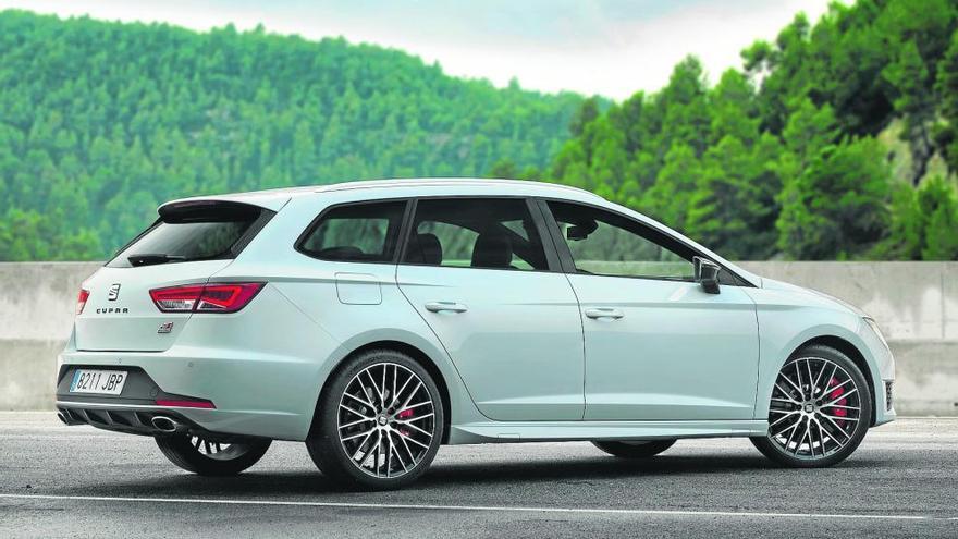 El Seat León ST Cupra cuenta con los mismos elementos de diseño -llantas, frenos, logotipos, asientos, etc.- que montan el SC de tres puertas o la berlina de cinco