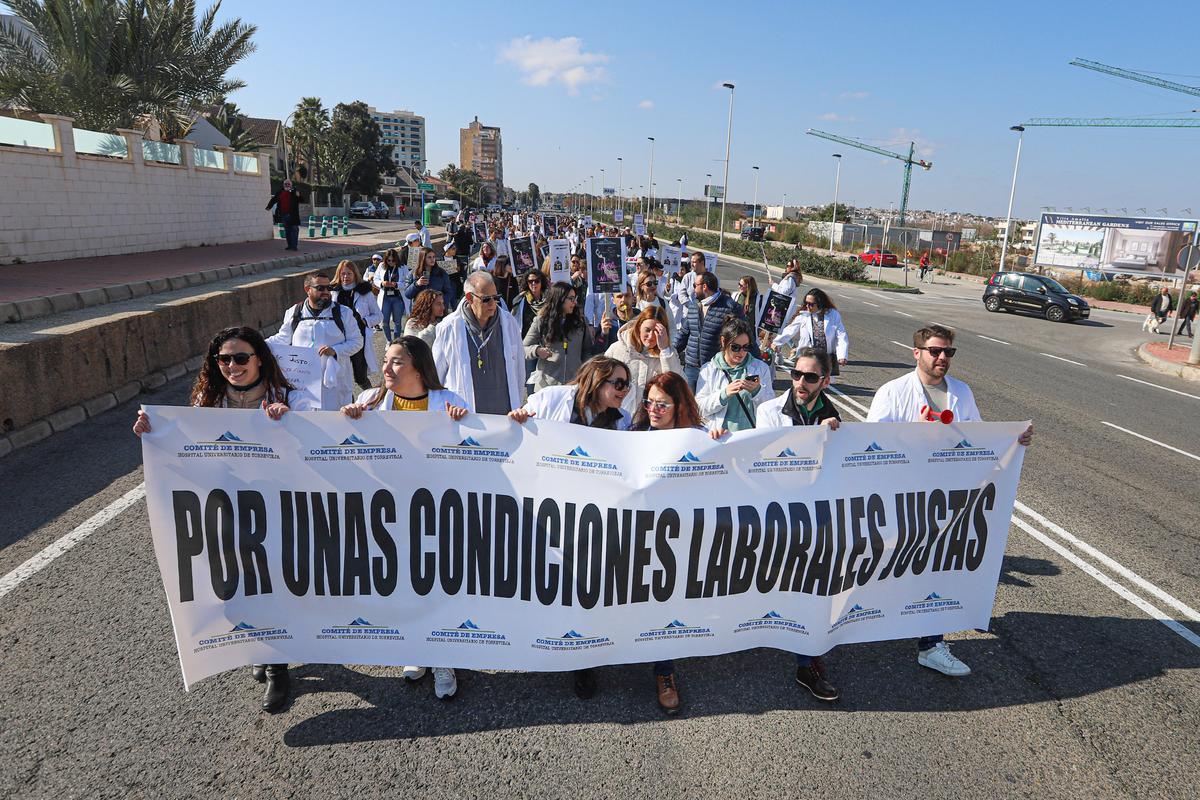 Manifestación de la plantilla de personal laboral fijo del departamento de salud de Torrevieja