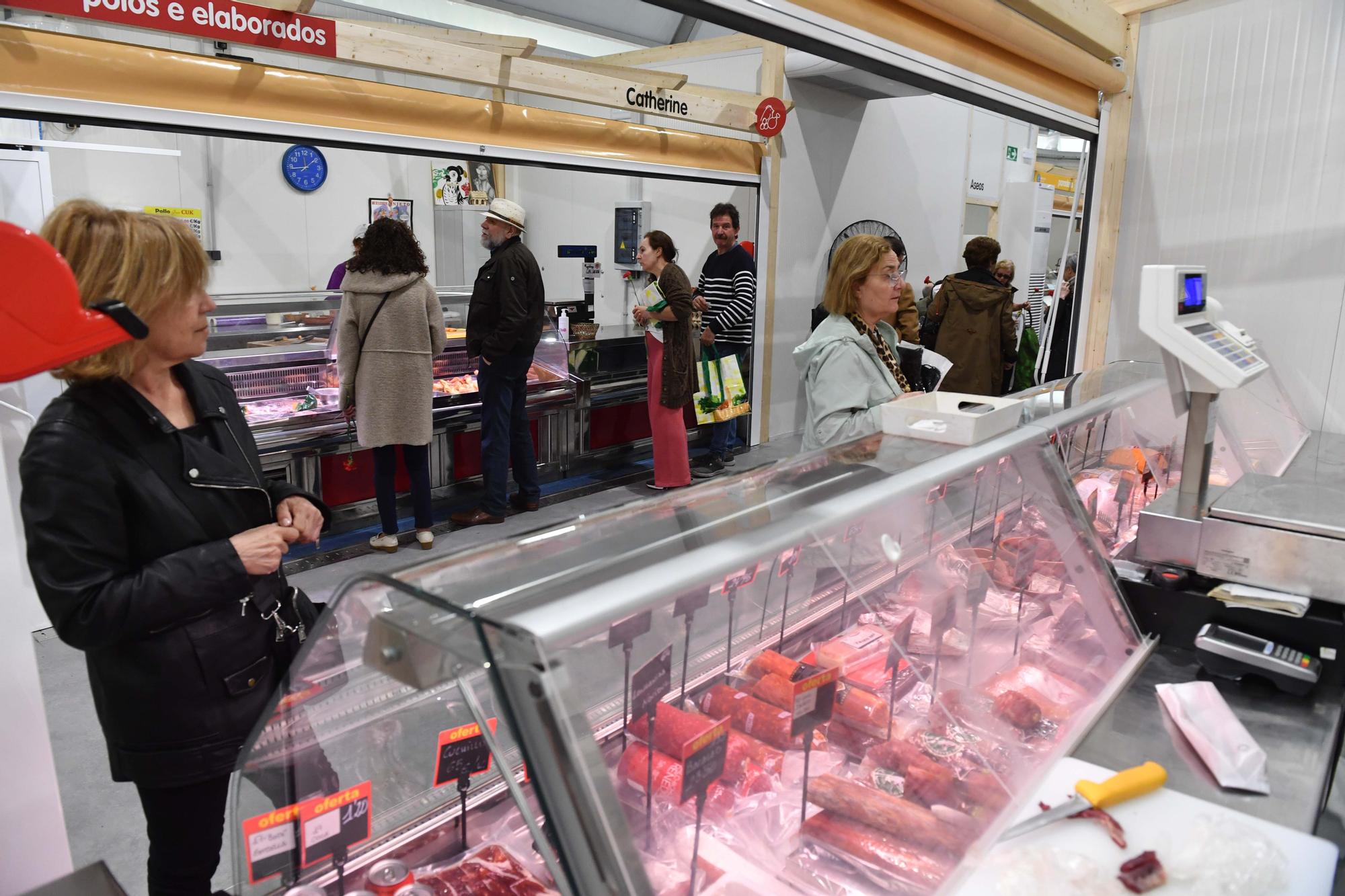 El mercado provisional de Monte Alto abre sus puertas: flores, clientes de siempre y nuevos curiosos