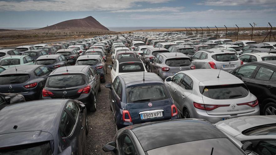 Las ventas de coches prosiguen su caída y bajan un 76,8% en Canarias en mayo.