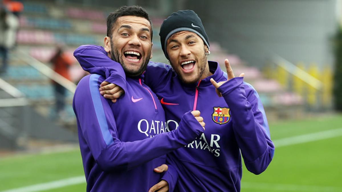 Alves y Neymar, en un entrenamiento del FC Barcelona