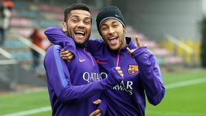 Alves y Neymar, en un entrenamiento del FC Barcelona
