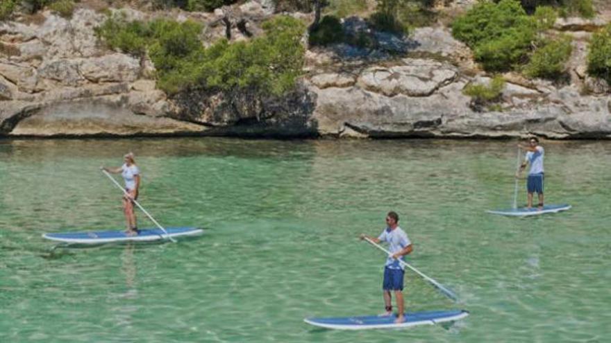 Gente practicando SUP en la costa de Calvià