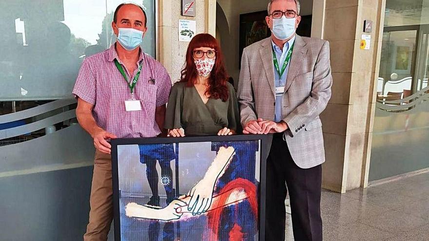 Mònica Campdepadrós Dona el quadre «Gràcies» a l&#039;Hospital de Figueres