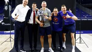 Jasikevicius posa junto al cuerpo técnico azulgrana y el trofeo de Liga.