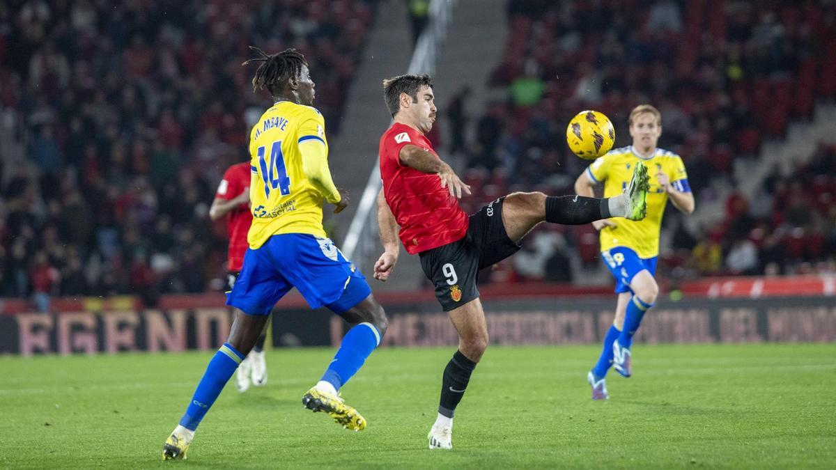 Abdón controla un balón ante Mbaye