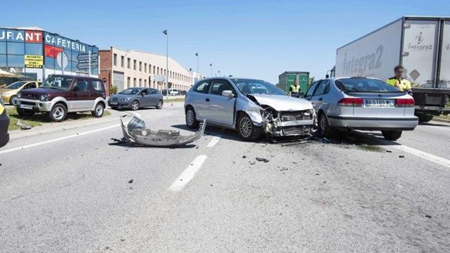 Tres vehicles xoquen a l&#039;alçada del polígon de Sant Isidre, a Sant Fruitós