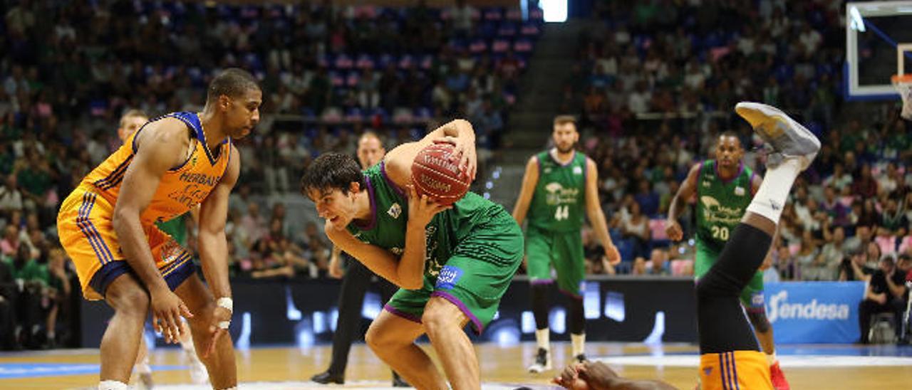 El Herbalife Gran Canaria, después de firmar una primera parte aceptable, se vio superado en todas las facetas del juego por el Unicaja Málaga tras el descanso. El bajón de los amarillos, que estuvieron desacertados en ataque y flojearon en defensa en los dos últimos cuartos, les llevó a un derrota dolorosa, la cuarta de la temporada.